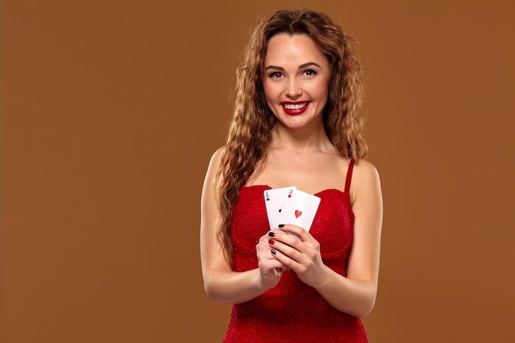Dealer profesional di meja blackjack Golden Toad menjelaskan aturan kepada pemain baru